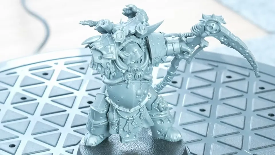 The Death Guard miniature in pale grey primer on the turntable, Episode 03