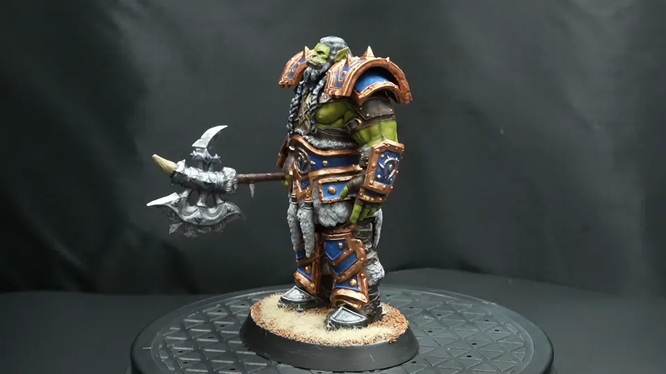 Her finished Thrall miniature in blue and bronze armour on the turntable, Episode 06